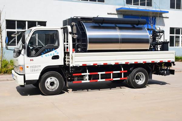 Precautions for operating asphalt spreading trucks_1